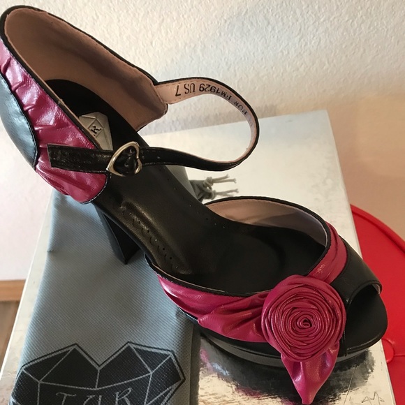 T.U.K. Hot Rose Peep Toe Heels 7 - Picture 2 of 3